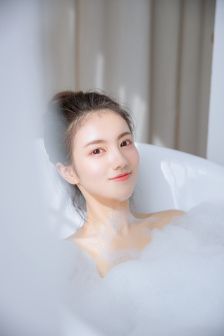 他挺进了她初经人事的紧致