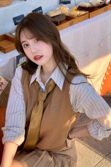 巨乳镇娇妻